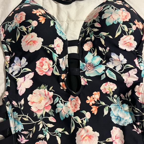 Reaction by Kenneth Cole one piece swimsuit - Picture 3 of 6